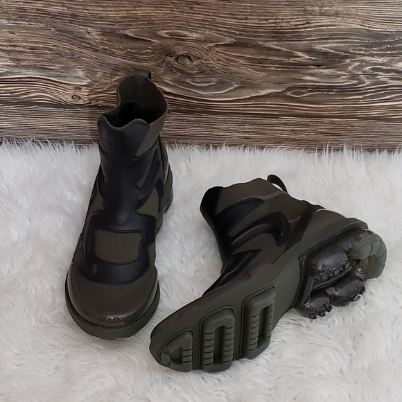vapormax light olive